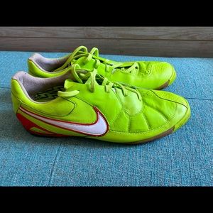 Nike 5 indoor soccer green